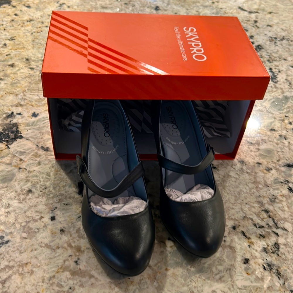 NWT SkyPro Black MaryJane Heels 8.5